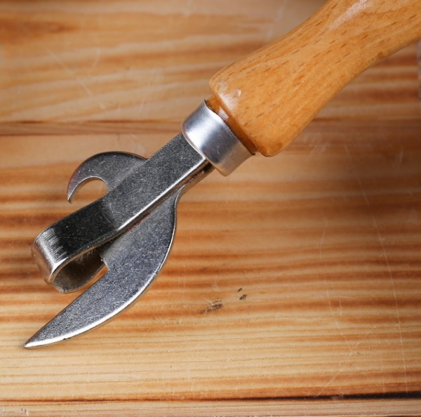 Нож консервный с деревянной ручкой, с заклепками