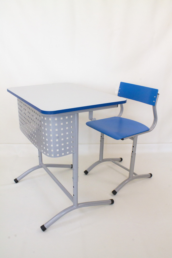 Стол 1-местный регулируемый 5-7 гр. на каркасе "ДУГА" (ЛДСП 16 мм "серый", кр. синяя; экран - перф.,