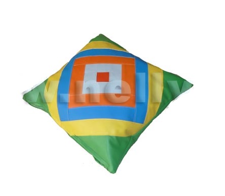 Подушка из разноцветных лоскутков 30*30